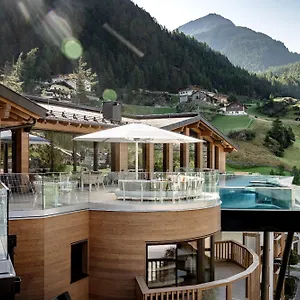 Отель - Alpine . Luxury . Life *****