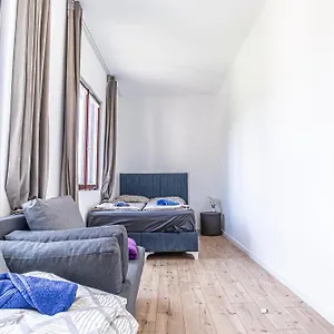Хостел Comfy In Shared With Terrace And Garden